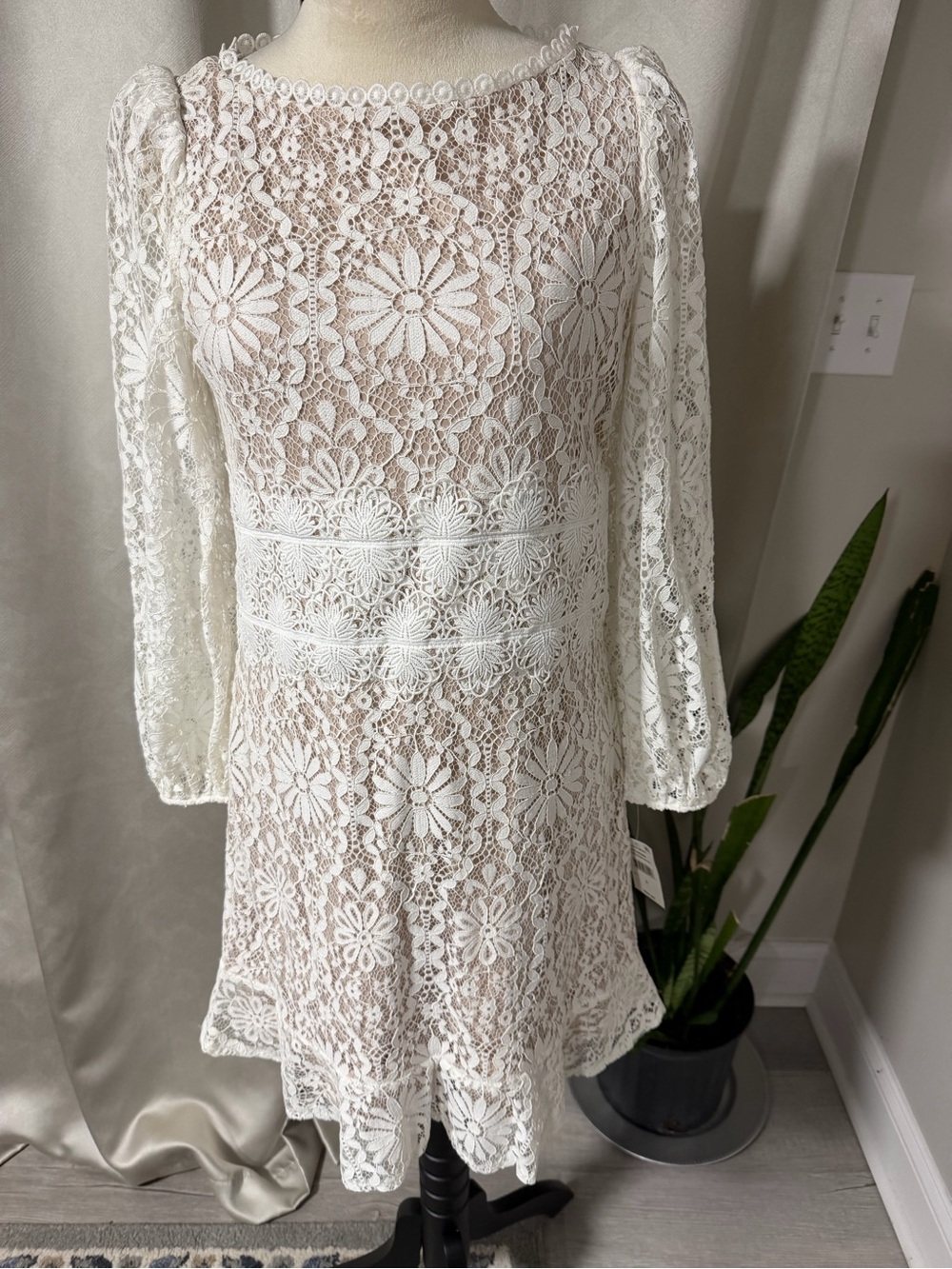 Donna Ricco White Floral Lace Long-Sleeve Sheath Dress